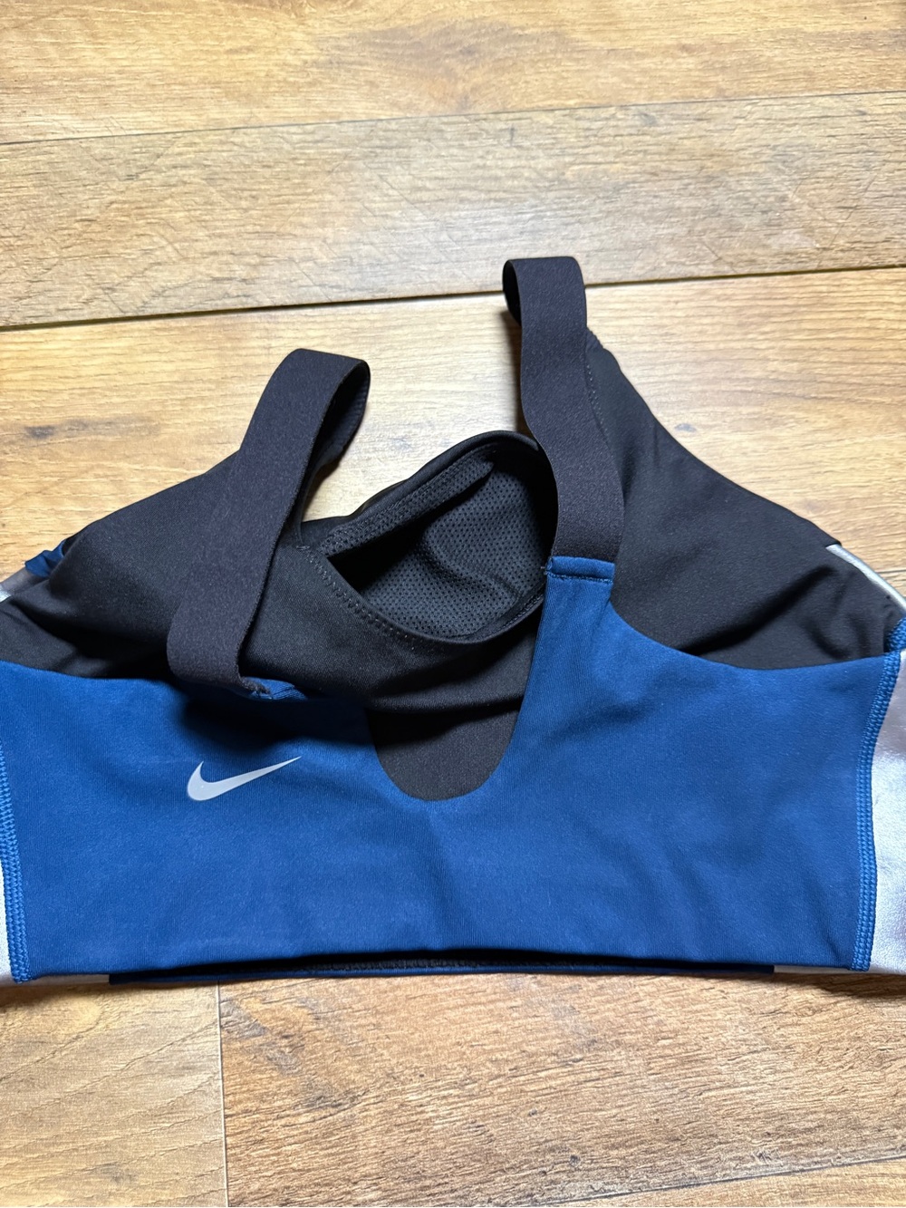 Women’s Nike Metallic Sports Bra Size Small - Picture 8 of 11